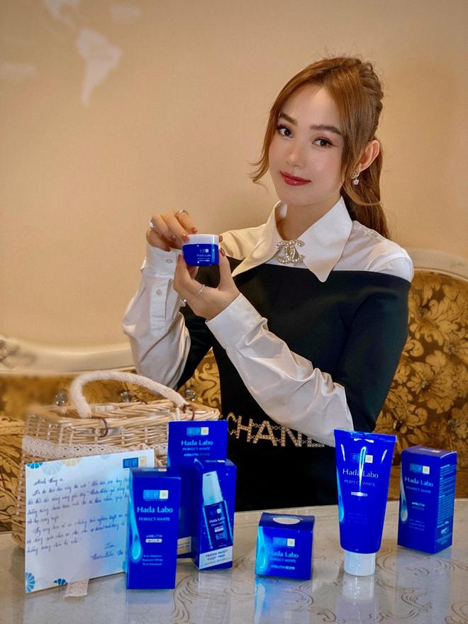 Th&igrave; ra đ&acirc;y ch&iacute;nh l&agrave; sản phẩm dưỡng da trắng mịn hội g&aacute;i xinh Vbiz săn l&ugrave;ng r&aacute;o riết m&ugrave;a h&egrave; n&agrave;y&nbsp; - Ảnh 1.