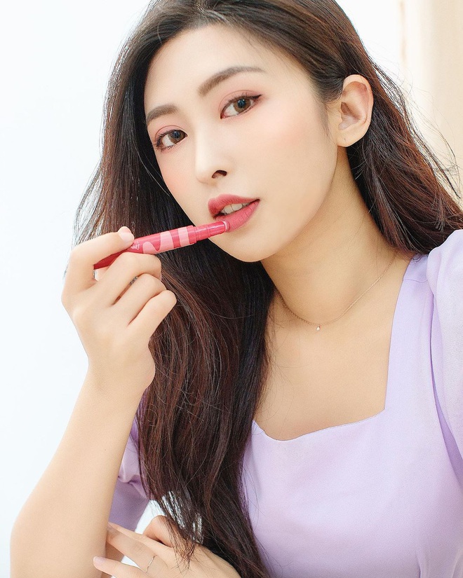 Nàng công sở đừng sai như Hari Won: Chỉ vì chọn liều màu son mà nhan sắc sến đi vài phần - Ảnh 2.