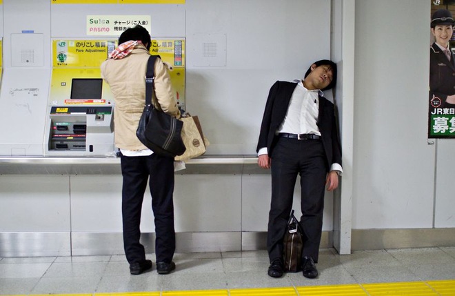 Bộ ảnh về cuộc sống đáng sợ của dân công sở Nhật: Say xỉn là nghĩa vụ, làm việc như máy và thờ ơ với tình dục - Ảnh 2.