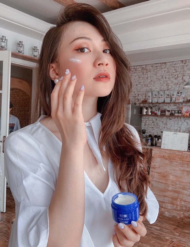Th&igrave; ra đ&acirc;y ch&iacute;nh l&agrave; sản phẩm dưỡng da trắng mịn hội g&aacute;i xinh Vbiz săn l&ugrave;ng r&aacute;o riết m&ugrave;a h&egrave; n&agrave;y&nbsp; - Ảnh 4.