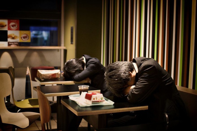 Bộ ảnh về cuộc sống đáng sợ của dân công sở Nhật: Say xỉn là nghĩa vụ, làm việc như máy và thờ ơ với tình dục - Ảnh 4.
