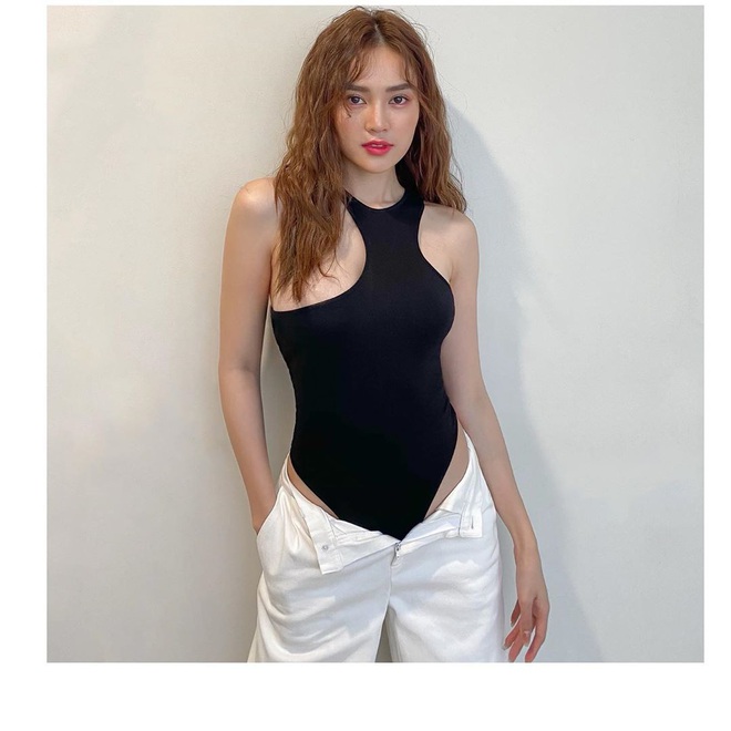 Đi đ&aacute;m cưới bạn th&acirc;n, Huyền Lizzie đụng ngay Ninh Dương Lan Ngọc: 2 n&agrave;ng c&ugrave;ng 30 so b&igrave; độ chất kh&oacute; ph&acirc;n định ai hơn  - Ảnh 6.