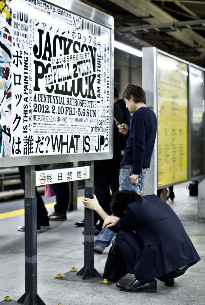 Bộ ảnh về cuộc sống đáng sợ của dân công sở Nhật: Say xỉn là nghĩa vụ, làm việc như máy và thờ ơ với tình dục - Ảnh 6.