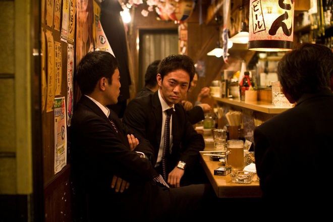 Bộ ảnh về cuộc sống đáng sợ của dân công sở Nhật: Say xỉn là nghĩa vụ, làm việc như máy và thờ ơ với tình dục - Ảnh 7.