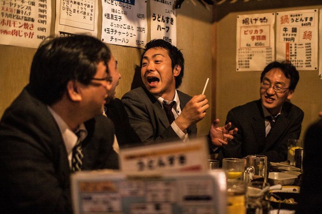 Bộ ảnh về cuộc sống đáng sợ của dân công sở Nhật: Say xỉn là nghĩa vụ, làm việc như máy và thờ ơ với tình dục - Ảnh 9.