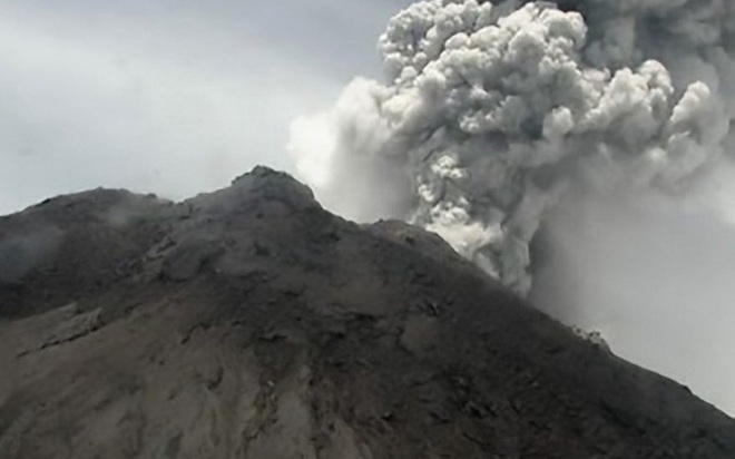 Núi lửa Merapi (Indonesia) phun tro bụi cao 6km, cư dân cảnh giác cao  - Ảnh 1.