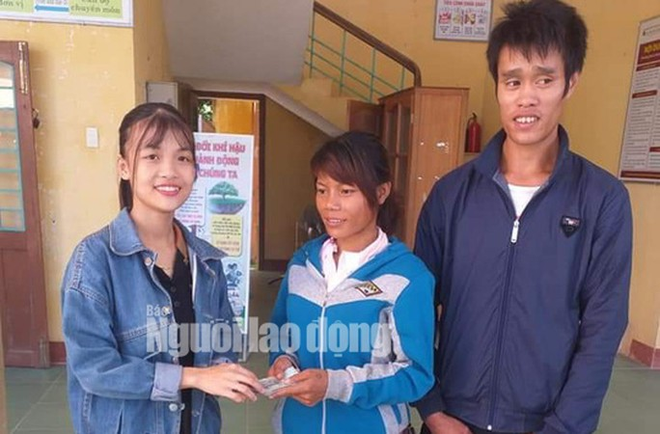  Cô gái trẻ trao trả 22 triệu đồng cùng vàng nhặt được cho cặp vợ chồng nghèo  - Ảnh 1.