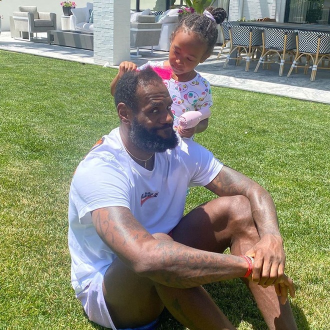 Siêu sao bóng rổ LeBron James gây sốt cộng đồng mạng với khoảnh khắc đáng yêu bên cạnh con gái nhân Ngày của Cha - Ảnh 2.