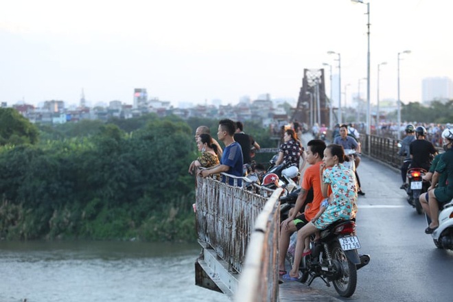 Hà Nội: Cận cảnh trục vớt quả bom dài gần 2m, nặng 280 cân dưới chân cầu Long Biên - Ảnh 4.