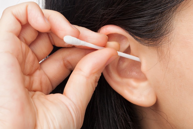 Làm sạch tai bằng tăm bông thường xuyên, một người phụ nữ bị nấm mốc mọc phủ trắng trong tai, chảy cả mủ - Ảnh 6.