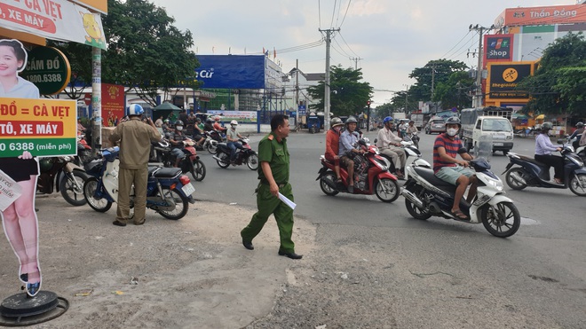 Thượng uý công an gọi giang hồ truy sát người đàn ông ở quán nhậu vì mâu thuẫn tình cảm bị khởi tố, tước quân tịch - Ảnh 1.