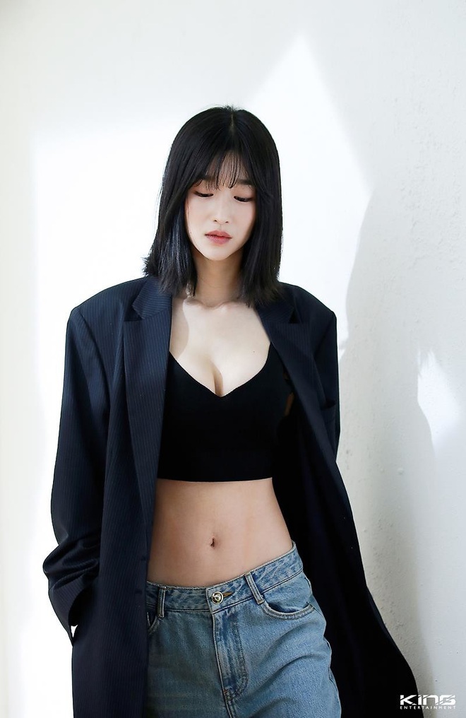 Dân tình đang cuồng body nữ chính hot hơn cả Kim Soo Hyun trong Điên thì có sao: Vòng 1 nóng hừng hực, chân so được cả với Lisa - Ảnh 7.