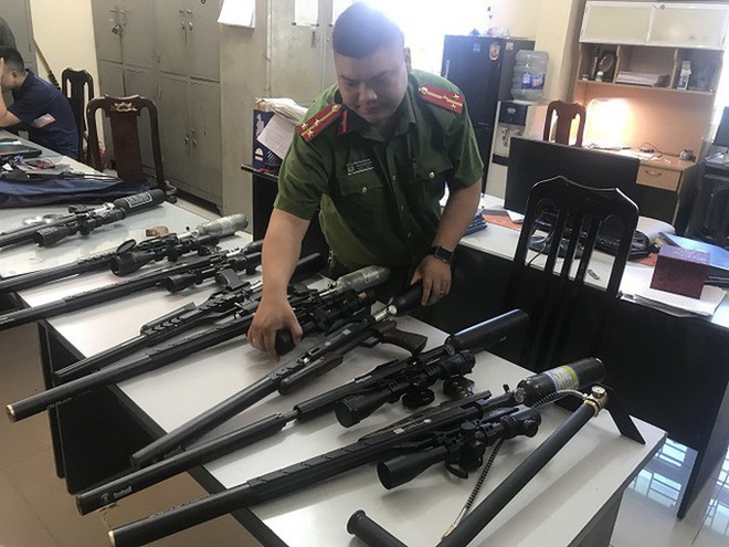  Đường dây nhập lậu hàng trăm linh kiện súng săn từ Trung Quốc  - Ảnh 1.