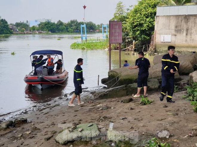 Bị giang hồ đòi nợ, người đàn ông nhảy sông Sài Gòn tự tử - Ảnh 2.