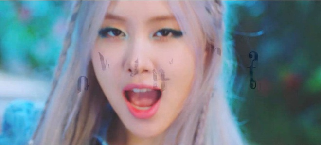 Đáng chú ý nhất trong teaser MV của BLACKPINK: Hàm răng của Lisa, mặt nạ hoa của Jisoo, gương mặt quạu của Jennie và... sự mờ nhạt của Rosé? - Ảnh 9.