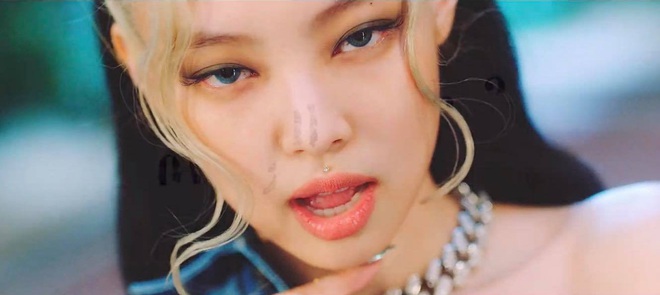 Đáng chú ý nhất trong teaser MV của BLACKPINK: Hàm răng của Lisa, mặt nạ hoa của Jisoo, gương mặt quạu của Jennie và... sự mờ nhạt của Rosé? - Ảnh 4.