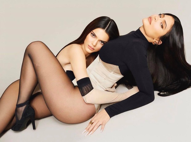 Song kiếm hợp bích cùng Kylie, đôi chân dài của Kendall Jenner lại chiếm hết spotlight vì độ hoàn hảo khó tin - Ảnh 2.