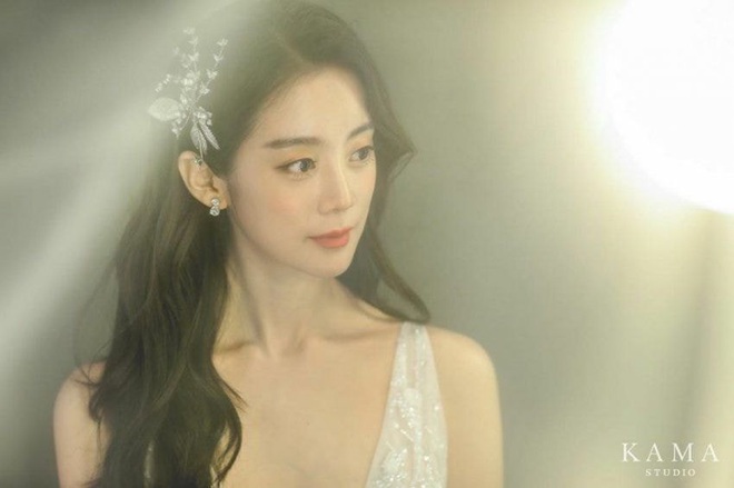 Bộ ảnh cưới độc nhất showbiz Hàn: Nhìn tưởng poster phim, nhan sắc cô dâu idol đình đám Gen 2 gây choáng - Ảnh 6.