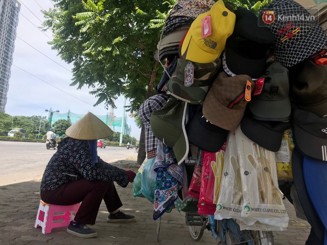 Dân nghèo ở Hà Nội gồng mình mưu sinh dưới nắng nóng đỉnh điểm: “Đội nắng nhặt 100 vỏ lon nhôm, bán được 15 nghìn đồng nhưng vẫn phải cố” - Ảnh 2.