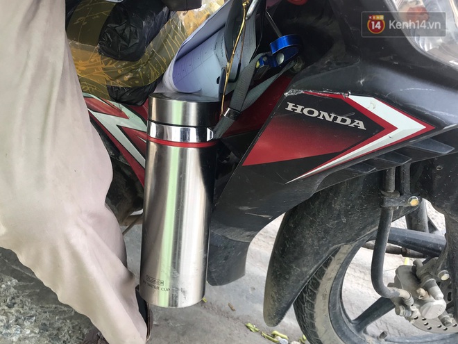 Dân nghèo ở Hà Nội gồng mình mưu sinh dưới nắng nóng đỉnh điểm: “Đội nắng nhặt 100 vỏ lon nhôm, bán được 15 nghìn đồng nhưng vẫn phải cố” - Ảnh 10. Dân nghèo ở Hà Nội gồng mình mưu sinh dưới nắng nóng đỉnh điểm: “Đội nắng nhặt 100 vỏ lon nhôm, bán được 15 nghìn đồng nhưng vẫn phải cố” - Ảnh 10.