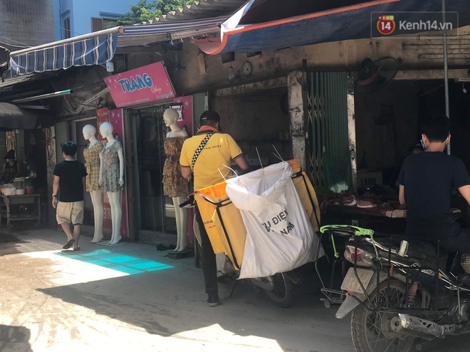 Dân nghèo ở Hà Nội gồng mình mưu sinh dưới nắng nóng đỉnh điểm: “Đội nắng nhặt 100 vỏ lon nhôm, bán được 15 nghìn đồng nhưng vẫn phải cố” - Ảnh 13. Dân nghèo ở Hà Nội gồng mình mưu sinh dưới nắng nóng đỉnh điểm: “Đội nắng nhặt 100 vỏ lon nhôm, bán được 15 nghìn đồng nhưng vẫn phải cố” - Ảnh 13.