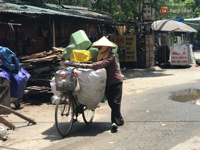 Dân nghèo ở Hà Nội gồng mình mưu sinh dưới nắng nóng đỉnh điểm: “Đội nắng nhặt 100 vỏ lon nhôm, bán được 15 nghìn đồng nhưng vẫn phải cố” - Ảnh 1.