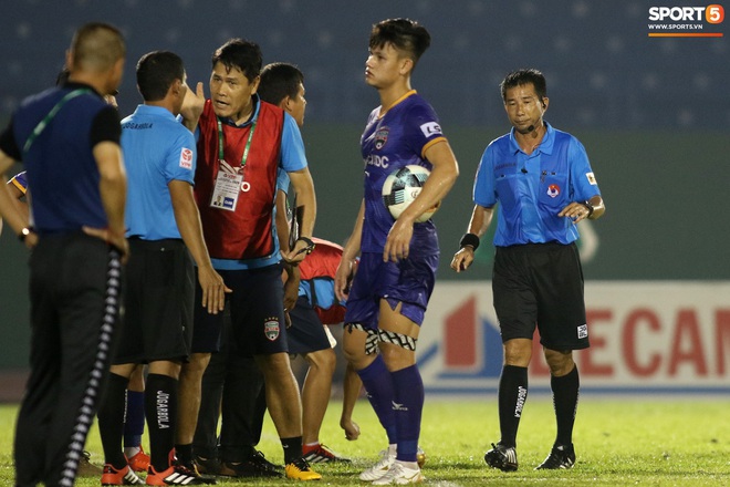 Thiếu trang thiết bị, trọng tài V.League khiến đội Bình Dương nổi cáu, làm gián đoạn trận đấu - Ảnh 7.