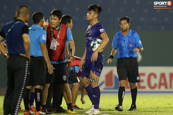 Thiếu trang thiết bị, trọng tài V.League khiến đội Bình Dương nổi cáu, làm gián đoạn trận đấu - Ảnh 7.