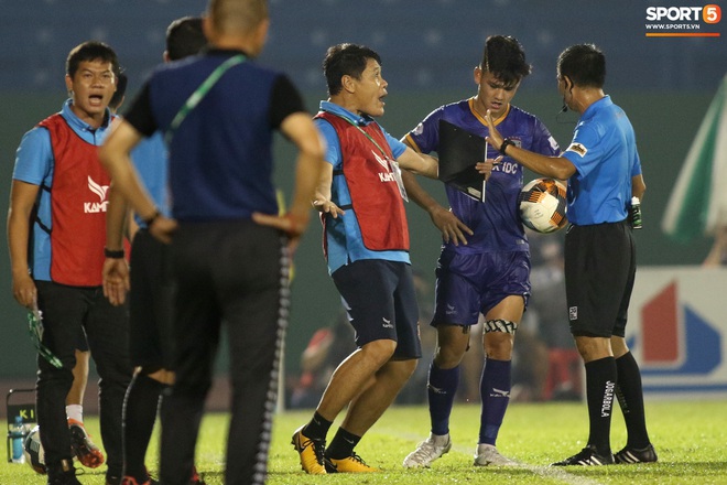 Thiếu trang thiết bị, trọng tài V.League khiến đội Bình Dương nổi cáu, làm gián đoạn trận đấu - Ảnh 8.