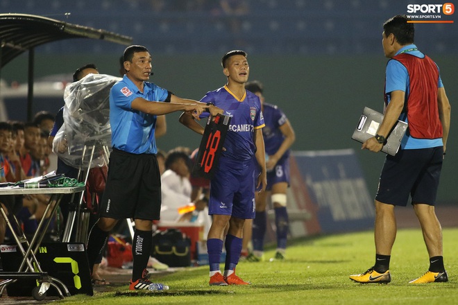 Thiếu trang thiết bị, trọng tài V.League khiến đội Bình Dương nổi cáu, làm gián đoạn trận đấu - Ảnh 4.