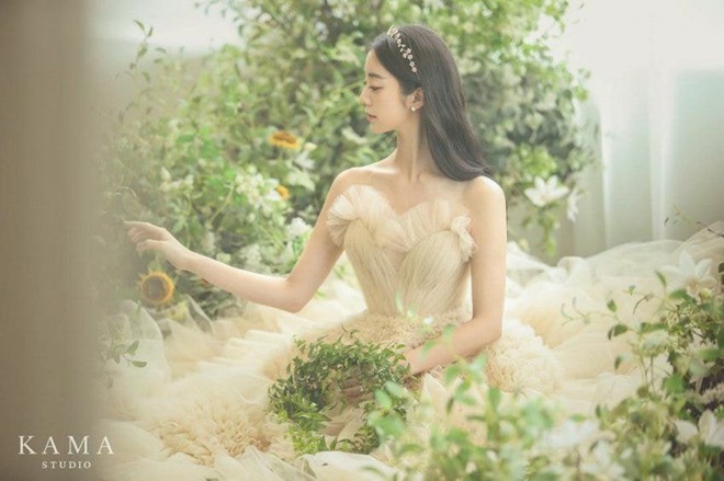 Bộ ảnh cưới độc nhất showbiz H&agrave;n: Nh&igrave;n tưởng poster phim, nhan sắc c&ocirc; d&acirc;u idol đ&igrave;nh đ&aacute;m Gen 2 g&acirc;y cho&aacute;ng - Ảnh 4.