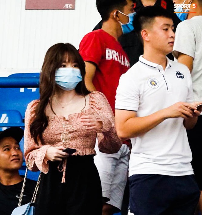 Huỳnh Anh tỏ ra mình ổn khi đến sân xem Quang Hải thi đấu, nét mặt mệt mỏi gây chú ý - Ảnh 1.