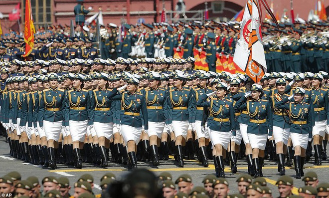 Vẻ đẹp các nữ quân nhân Nga trong lễ duyệt binh trên Quảng trường Đỏ - Ảnh 1.