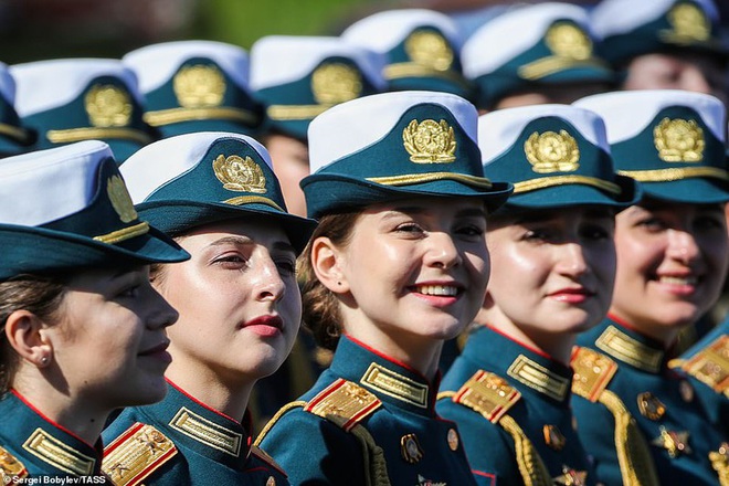 Vẻ đẹp các nữ quân nhân Nga trong lễ duyệt binh trên Quảng trường Đỏ - Ảnh 2.