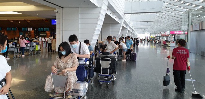 Sân bay Tân Sơn Nhất đón 343 người Việt bị mắc kẹt do dịch Covid-19 từ Đài Loan về nước  - Ảnh 3.