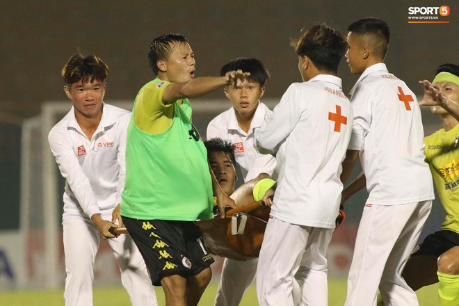 Cầu thủ Hà Nội FC bị nhân viên sân Bình Dương ném lên cáng đối mặt chấn thương nặng - Ảnh 1.