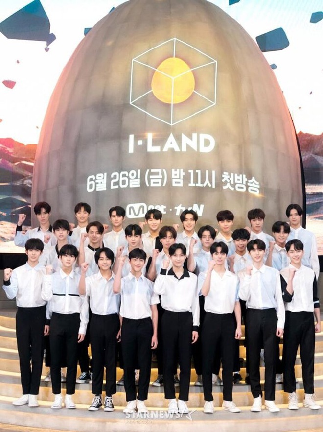 I-LAND tung ảnh họp báo: Visual dàn thực tập sinh lại lung linh, khác hẳn trong teaser từng gây tranh cãi - Ảnh 1.