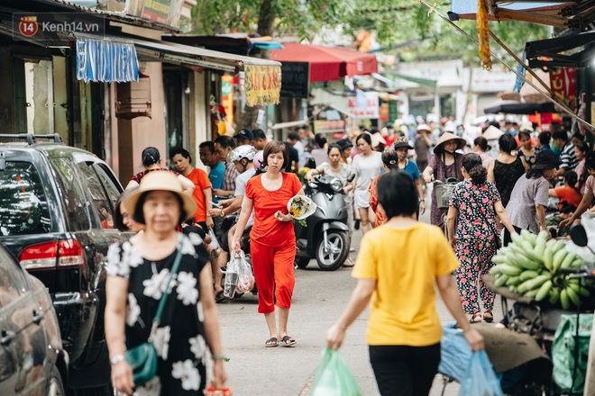 Tết Đoan Ngọ là một trong những ngày lễ truyền thống quan trọng tại Việt Nam. Hình ảnh những người Hà Nội dậy sớm, tất bật đi chợ để chuẩn bị cho ngày lễ đang gợi lên những cảm xúc đặc biệt trong trái tim của người xem.