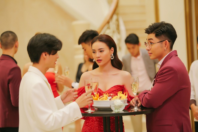 Vừa khoe bụng bầu siêu xinh, Đông Nhi đã vội thả dáng cực nuột ở trailer web drama của Minh Hằng - Ảnh 2.