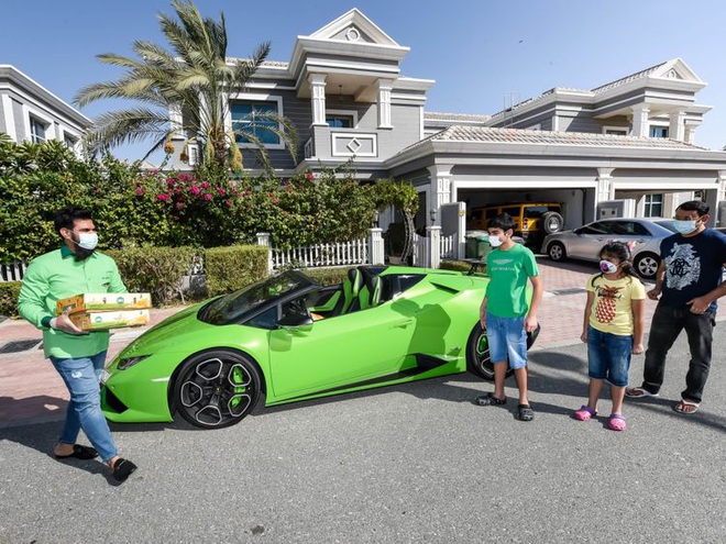 Chỉ có ở Dubai: chủ siêu thị đi Lamborghini để... ship xoài cho khách