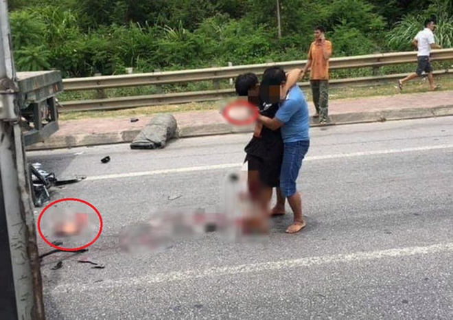 Xe tải t&ocirc;ng đu&ocirc;i xe đầu k&eacute;o, phụ xe đứt l&igrave;a c&aacute;nh tay - Ảnh 2.