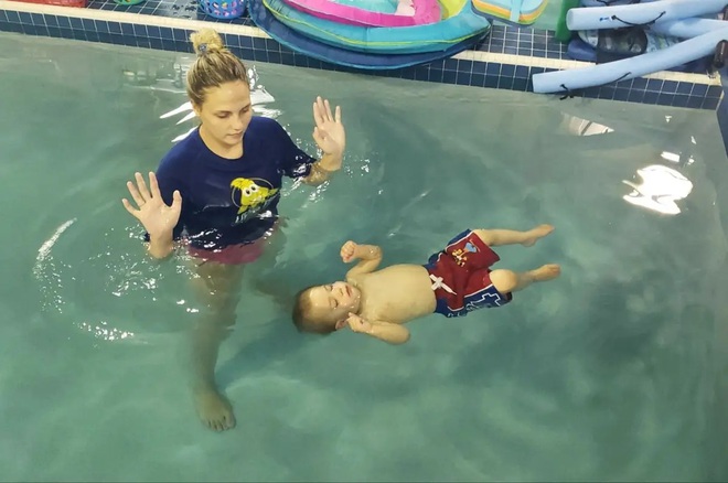 Hình ảnh em bé bị ném xuống nước để tập bơi dậy sóng trên MXH và lời lý giải gây tranh cãi từ phía người dạy - Ảnh 2.