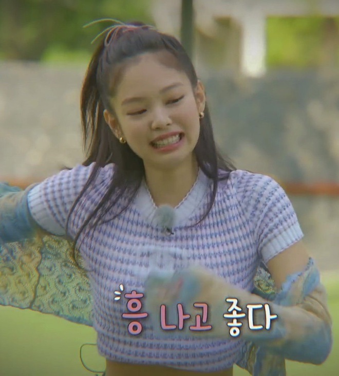 Bất ngờ chưa: Cùng diện áo bình dân, Jennie mix đồ kín bưng thua đẹp đàn chị Taeyeon ở khoản sexy - Ảnh 1.