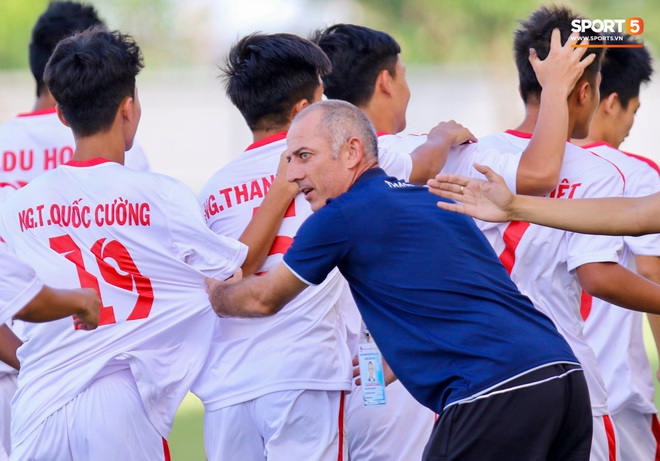 Chuyên gia nước ngoài đánh trống, hò hét cổ vũ cuồng nhiệt ở VCK U19 quốc gia 2020 - Ảnh 9.