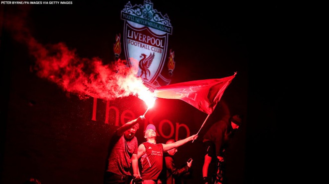 HLV Klopp rớt nước mắt, fan nô nức xuống đường lúc nửa đêm ăn mừng Liverpool vô địch Premier League bằng kỳ tích chưa từng có trong lịch sử bóng đá Anh - Ảnh 6.