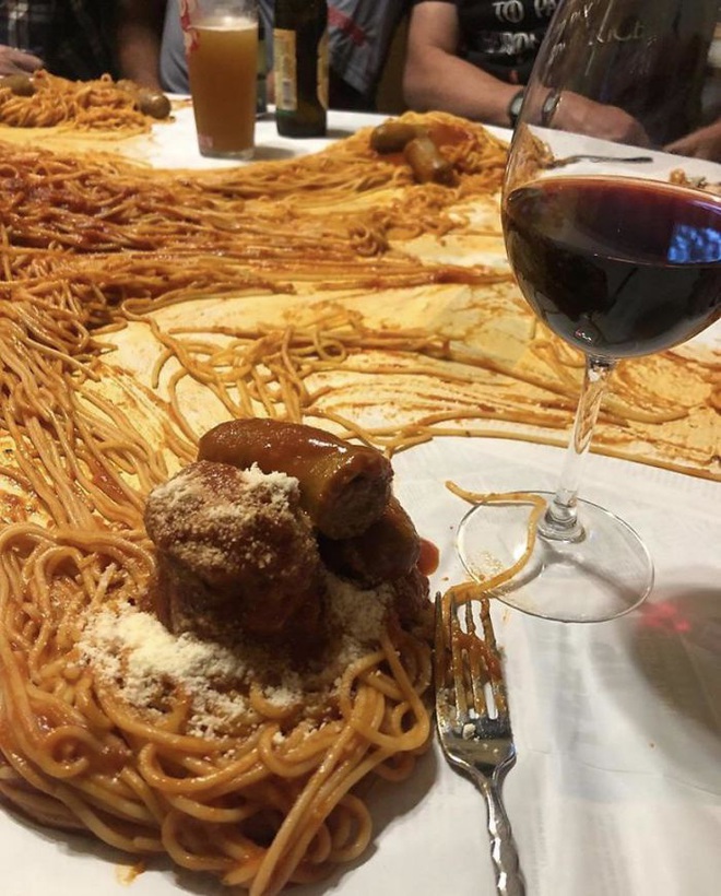 “Cạn lời” với những cách trình bày món ăn siêu dị của các nhà hàng nước ngoài: Spaghetti đổ ra mặt bàn, có nơi dùng cả giày để đựng thức ăn - Ảnh 16.