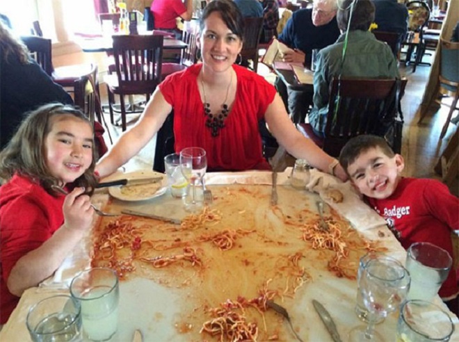 “Cạn lời” với những cách trình bày món ăn siêu dị của các nhà hàng nước ngoài: Spaghetti đổ ra mặt bàn, có nơi dùng cả giày để đựng thức ăn - Ảnh 17.
