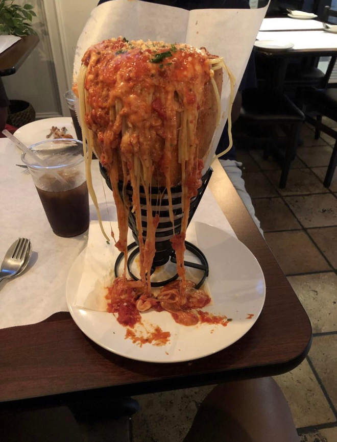 “Cạn lời” với những cách trình bày món ăn siêu dị của các nhà hàng nước ngoài: Spaghetti đổ ra mặt bàn, có nơi dùng cả giày để đựng thức ăn - Ảnh 8.