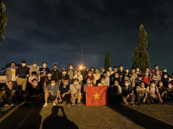 T&acirc;n Sơn Nhất đ&oacute;n hơn 130 người Việt mắc kẹt tại Malaysia v&agrave; một số nước Ch&acirc;u Phi về nước  - Ảnh 2.