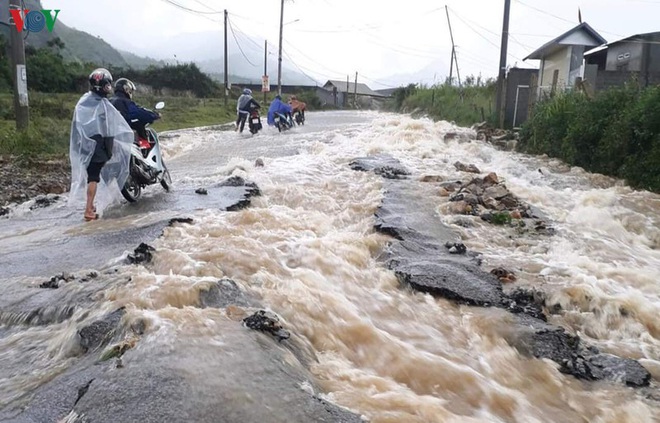 Mưa lớn tại Lai Châu gây sạt lở nhiều tuyến giao thông - Ảnh 1.